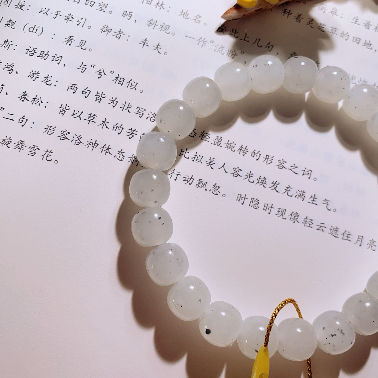 和田玉白玉点墨青花直切老型珠手串。单颗尺寸8！玉质细腻油润。手推出油。品相大气。lt260608