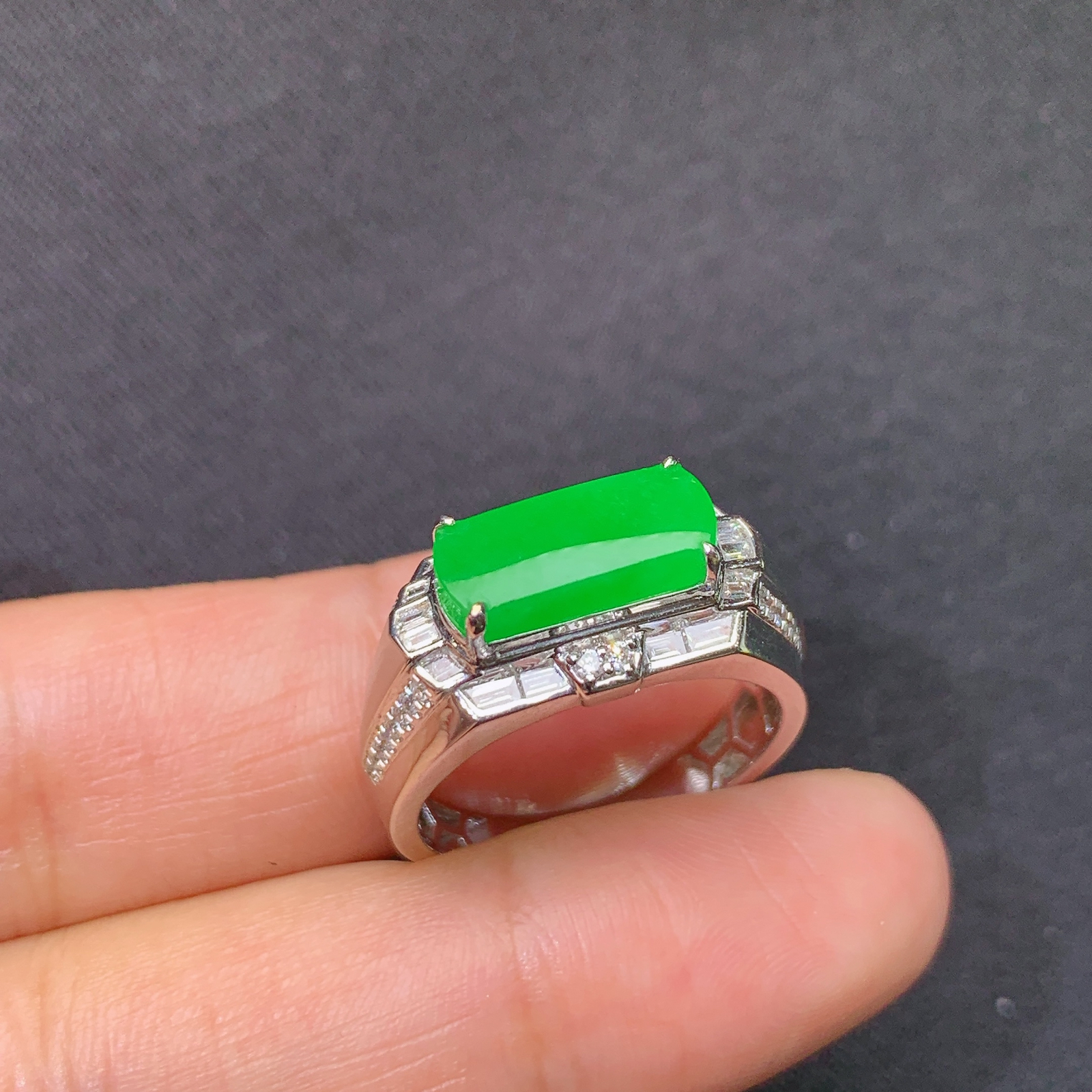 冰阳绿马鞍戒指，18k金镶嵌，简约时尚，冰润色阳，种水足，Jz 尺寸11.7*4.4*2.3
