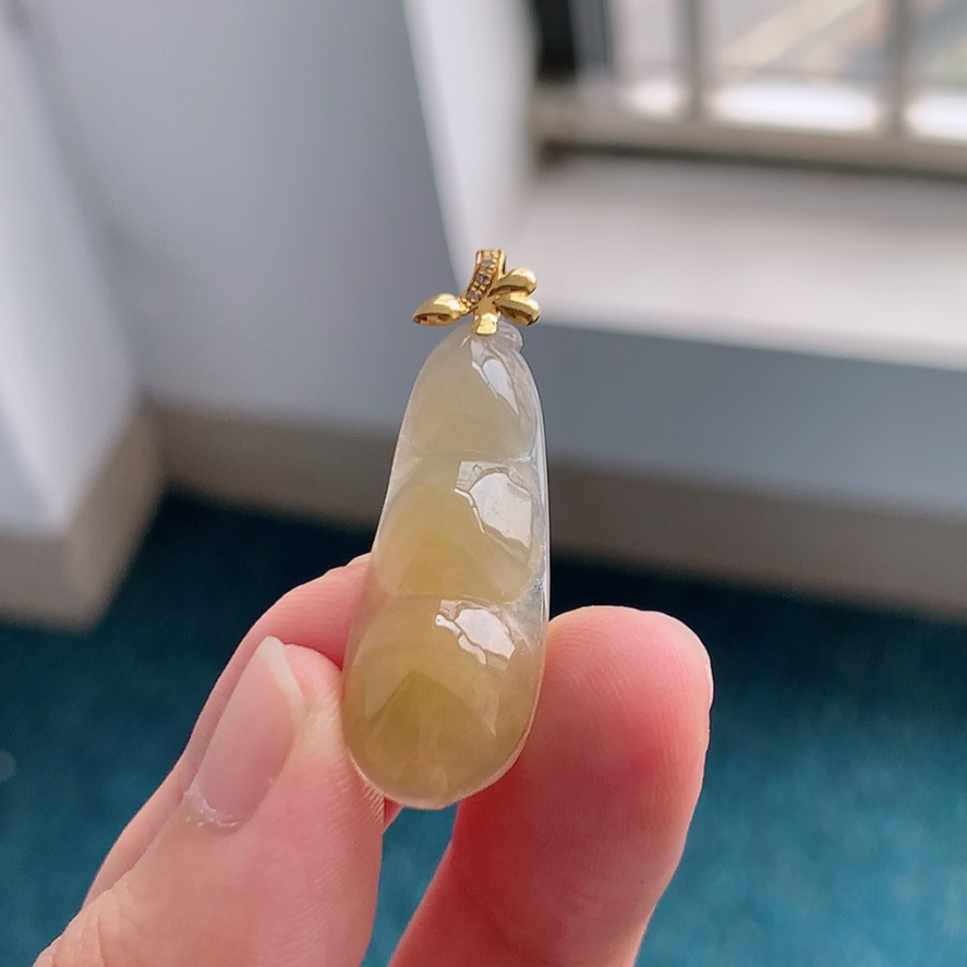 冰黄福豆吊坠。色泽甜美，底子细腻水润，佩戴精致大气 货号35607，32.0-11.9-5.3