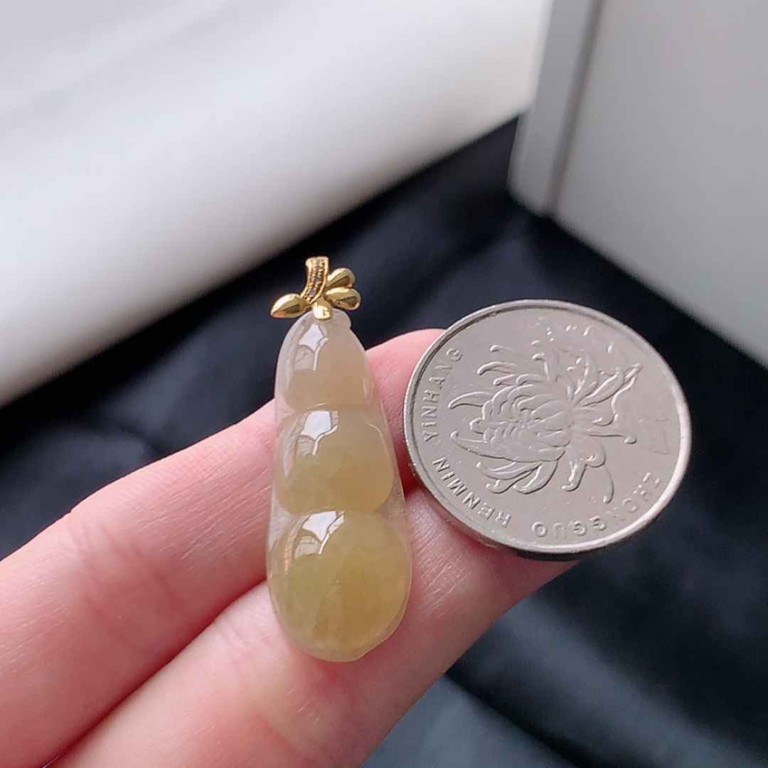 冰黄福豆吊坠。色泽甜美，底子细腻水润，佩戴精致大气 货号35607，32.0-11.9-5.3