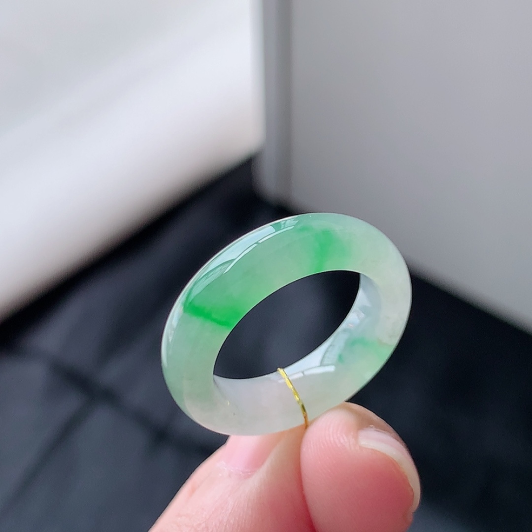冰飘绿戒圈 翠色清新，种老底子细腻，佩戴简单大方货号10607，25.0-5.9-4.0