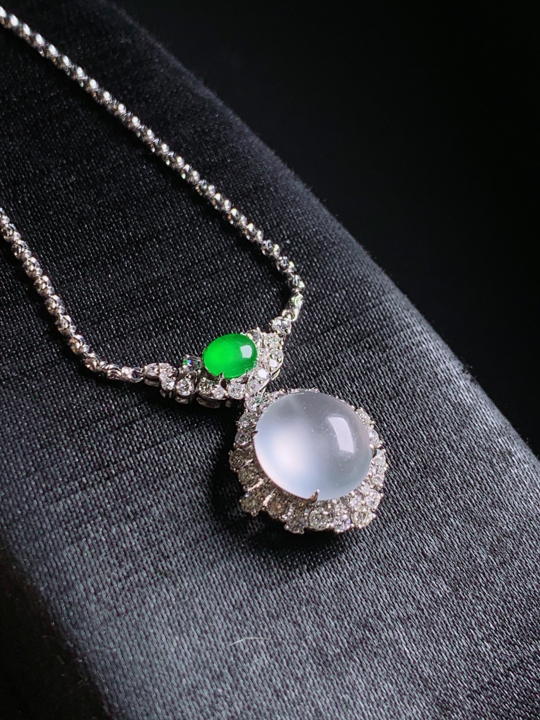 ️ 冰种旦面项链，清透莹润配正阳绿蛋面点缀，钻石围镶显白贵气，温柔又大气