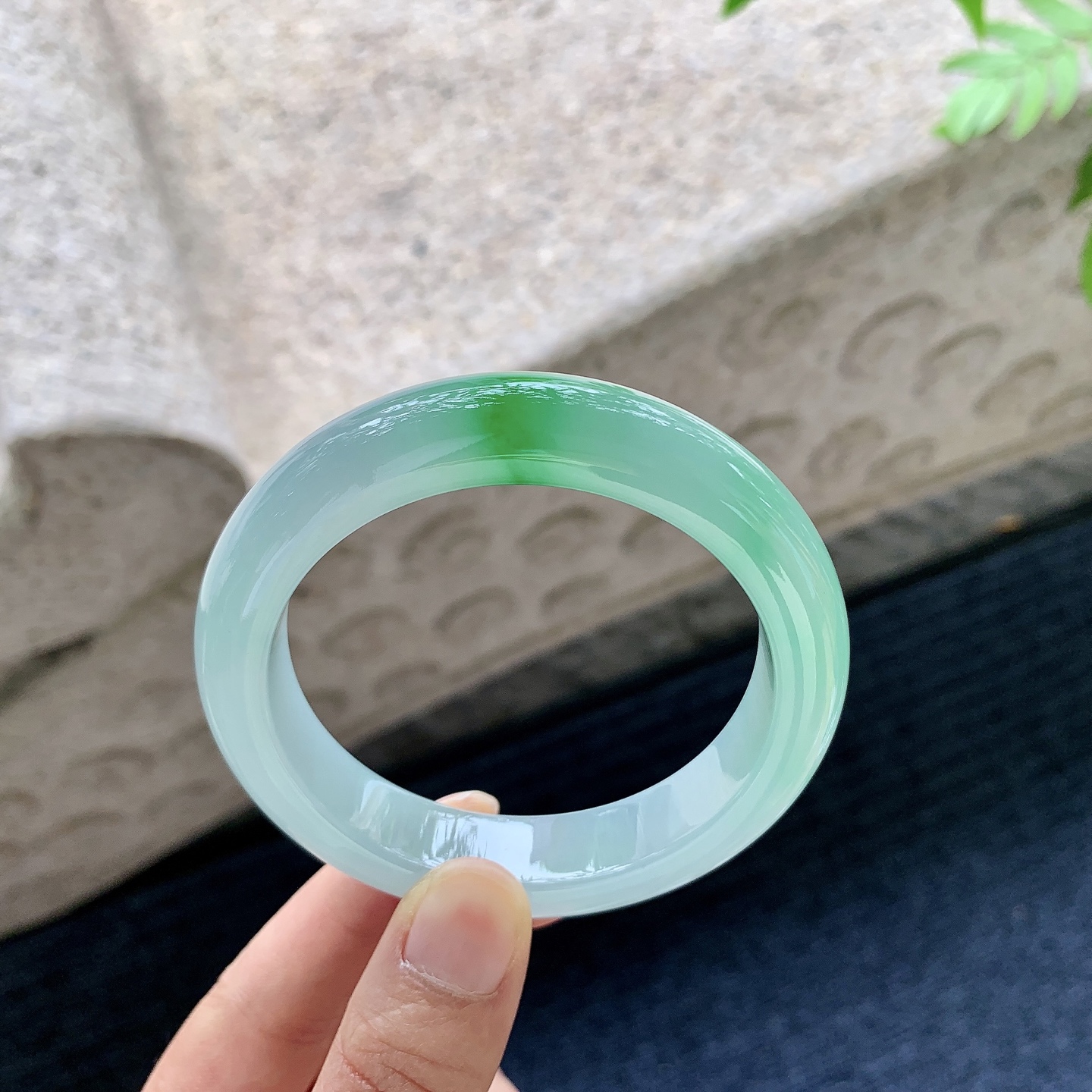 正圈53 54【圈口】54.8/12.4/9【编码】GH061026【描述】冰糯飘辣绿，水润，种老，细腻，无裂