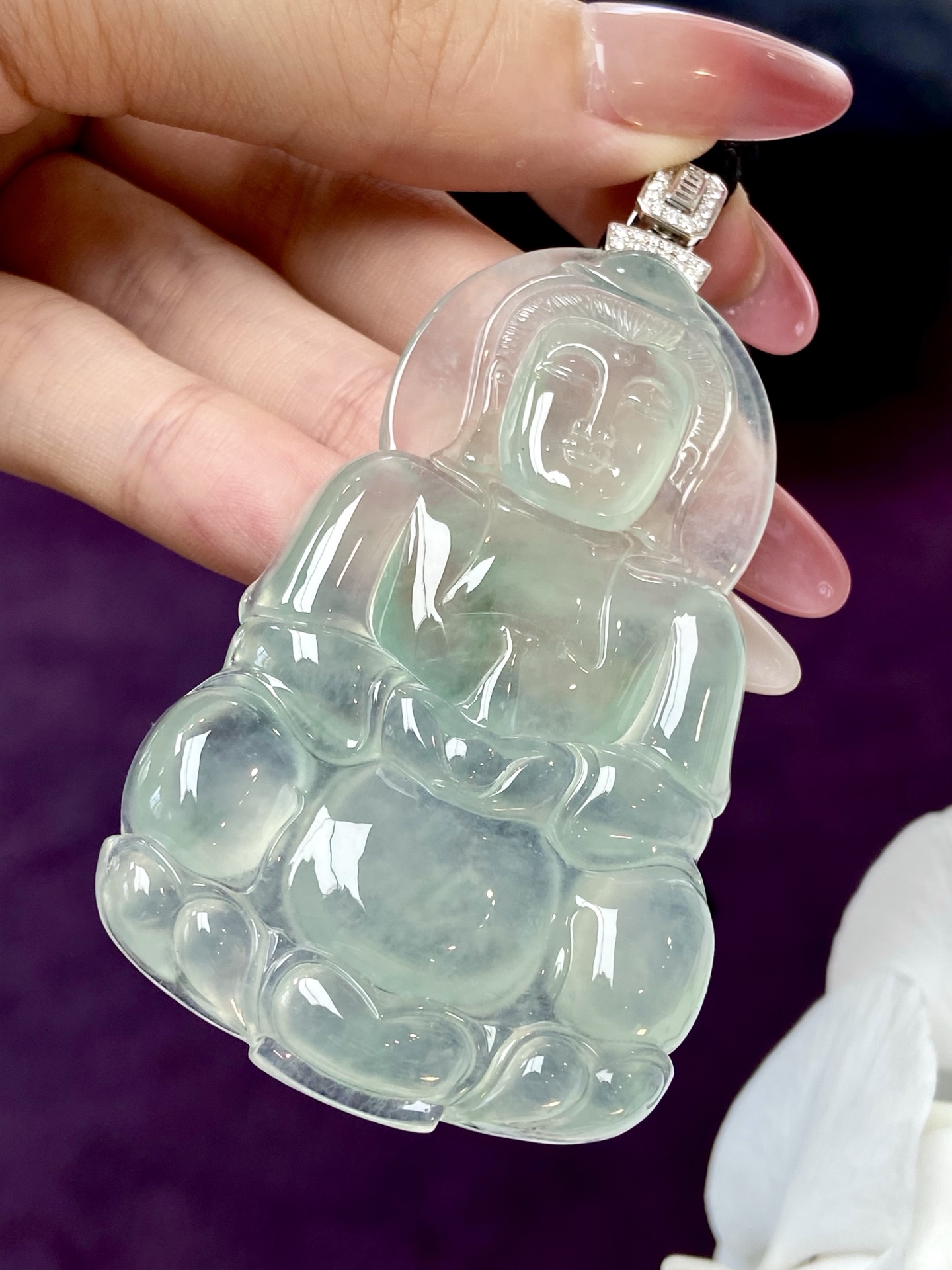 高冰种晴水观音吊坠，一眼心动的清冷感，胶胶润润的，慈眉善目，不张扬却很有存在感，佩之 静心 安宁：84.1，裸石：72.5-44.5-7.1mm，无裂