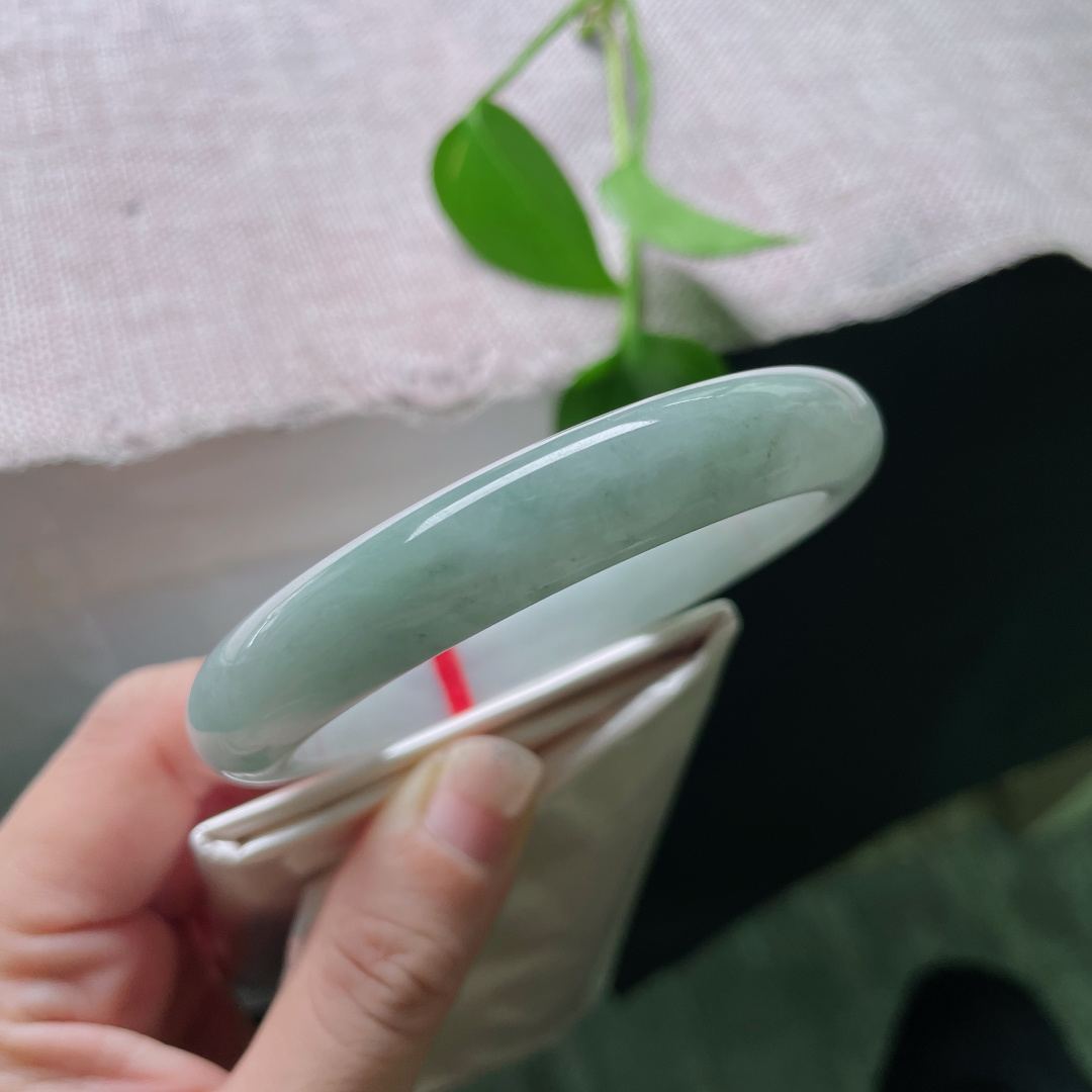 60.7/11.5/8.1，淡绿底正圈，大圈口，水头好，肉质细腻干净，知性，一点棉线，ss53022a