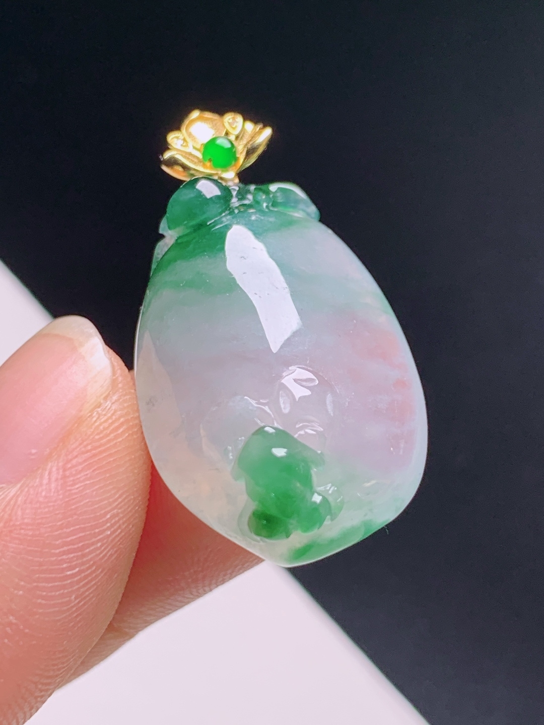冰飘绿福瓜吊坠，飘绿灵动雕工精致，18K金镶阳绿扣头清新百搭