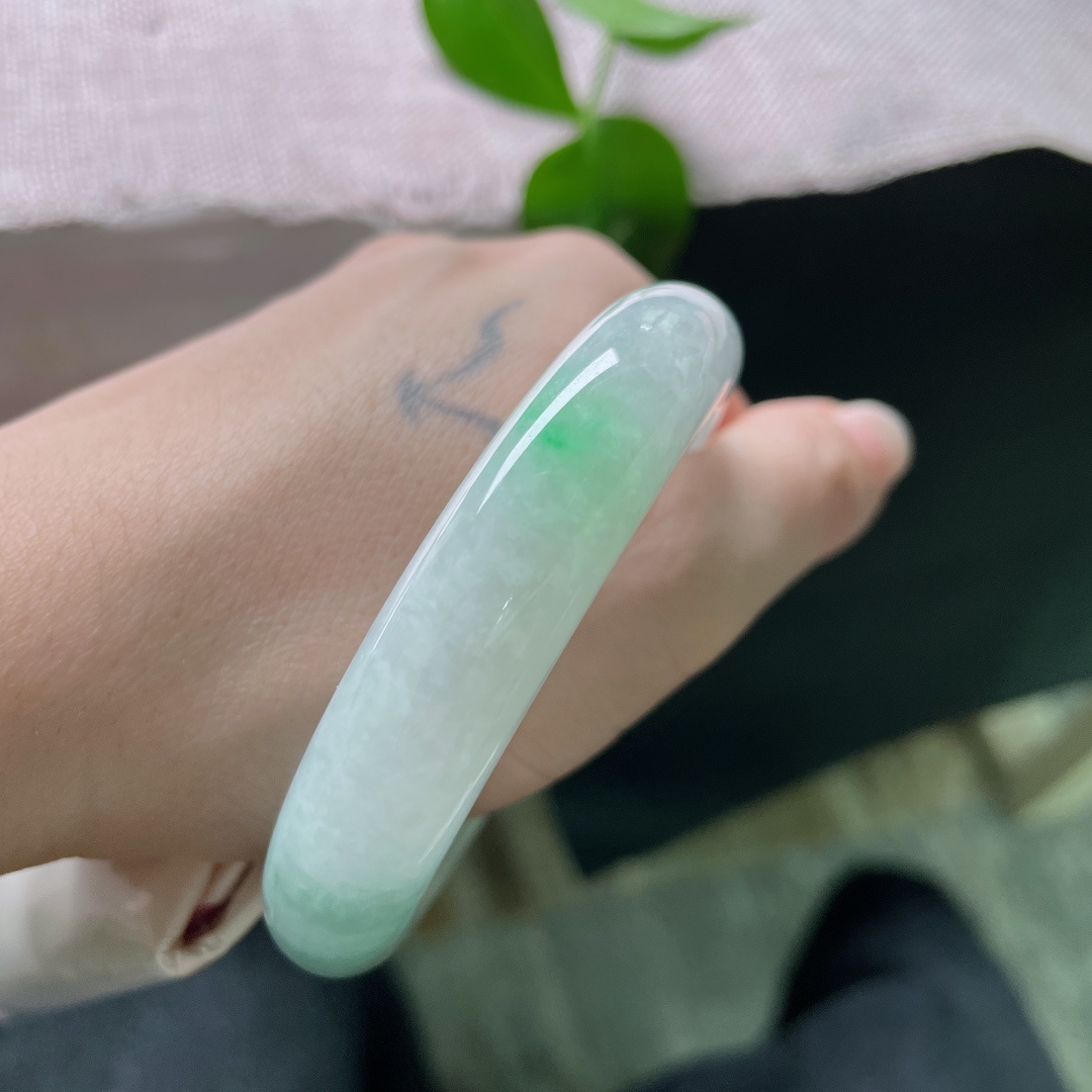 53.8/12.6/8.8，飘绿正圈，水头好，种老，佩戴温婉贤淑，有纹，ss53814a