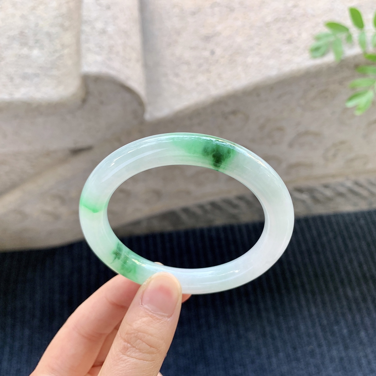圆条53 54【圈口】53.4/9.4/9【编码】A1051169【描述】糯冰飘绿，水润，种老，细腻，打灯有纹线