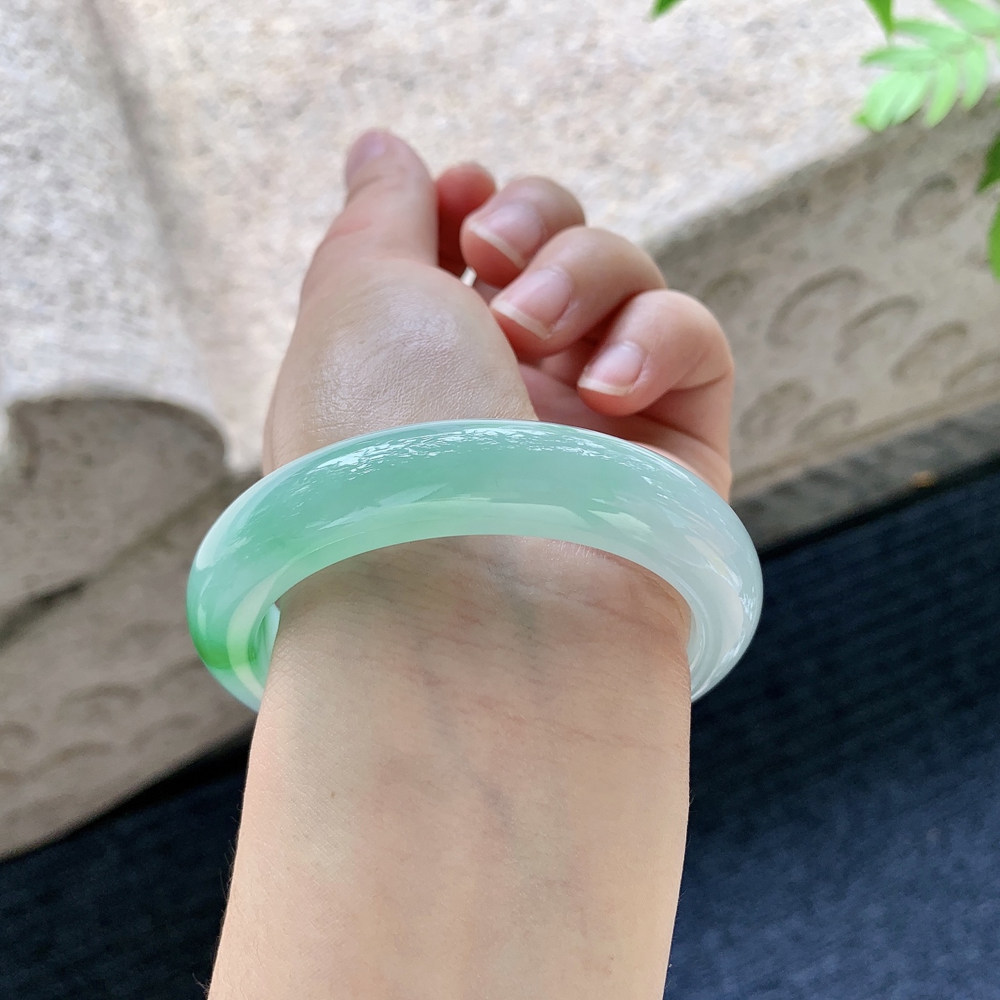 正圈53 54【圈口】54.8/12.4/9【编码】GH061026【描述】冰糯飘辣绿，水润，种老，细腻，无裂