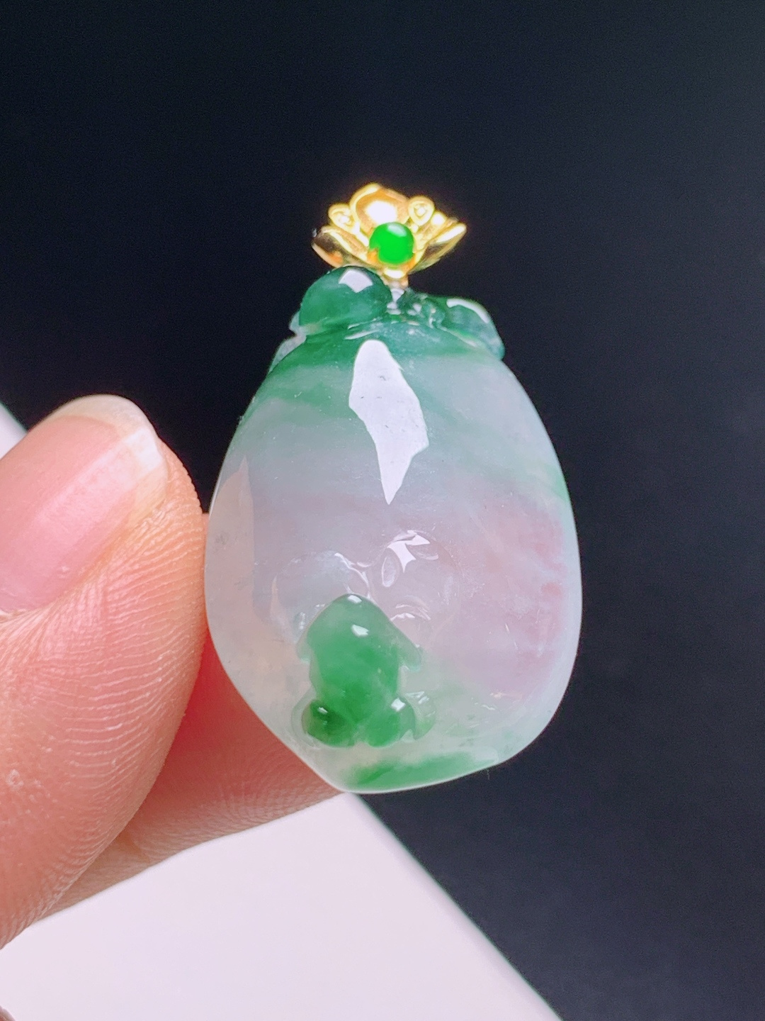 冰飘绿福瓜吊坠，飘绿灵动雕工精致，18K金镶阳绿扣头清新百搭
