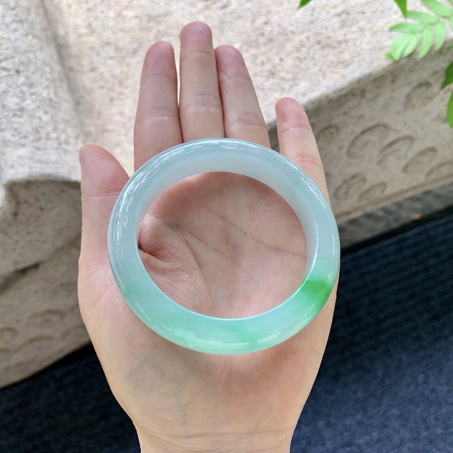正圈53 54【圈口】54.8/12.4/9【编码】GH061026【描述】冰糯飘辣绿，水润，种老，细腻，无裂