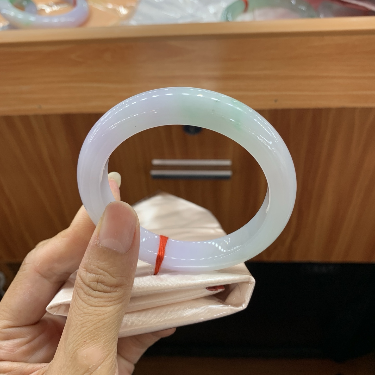 060820LJ 飘绿正圈翡翠手镯 57.1-11.9-9.3