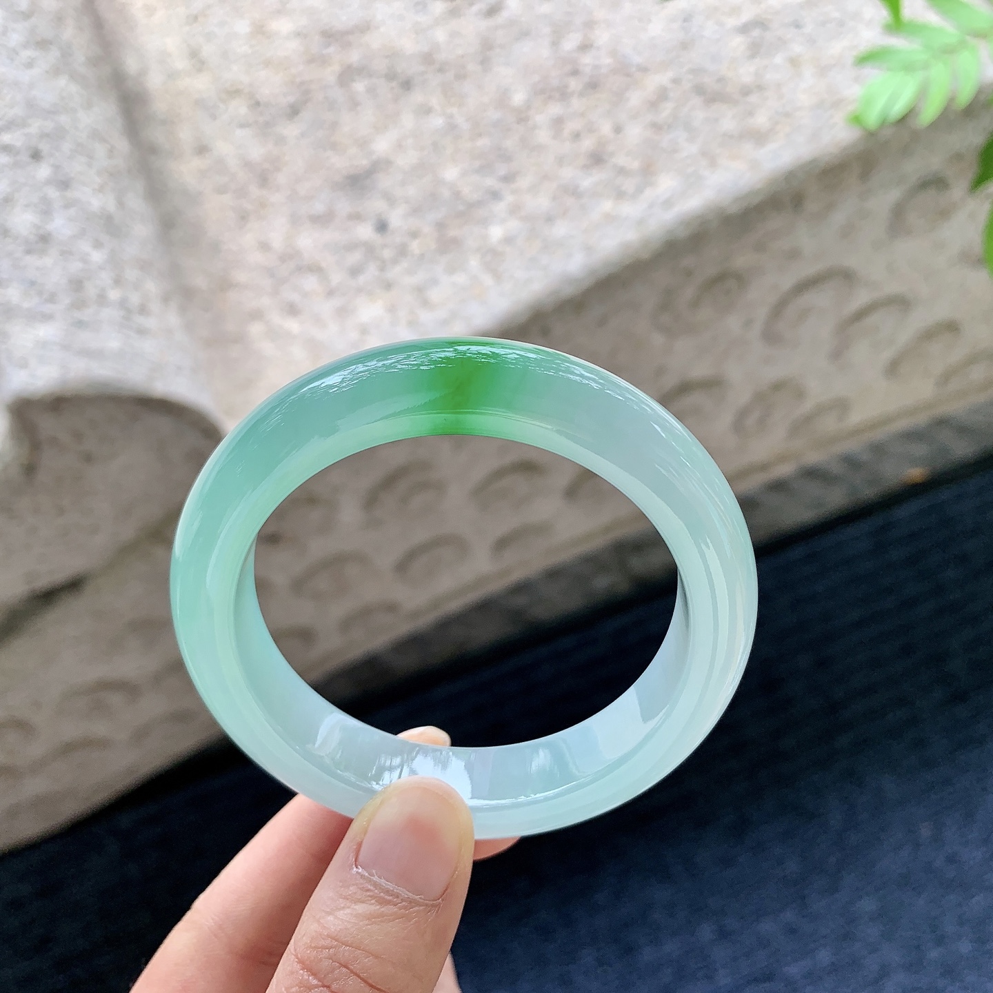 正圈53 54【圈口】54.8/12.4/9【编码】GH061026【描述】冰糯飘辣绿，水润，种老，细腻，无裂