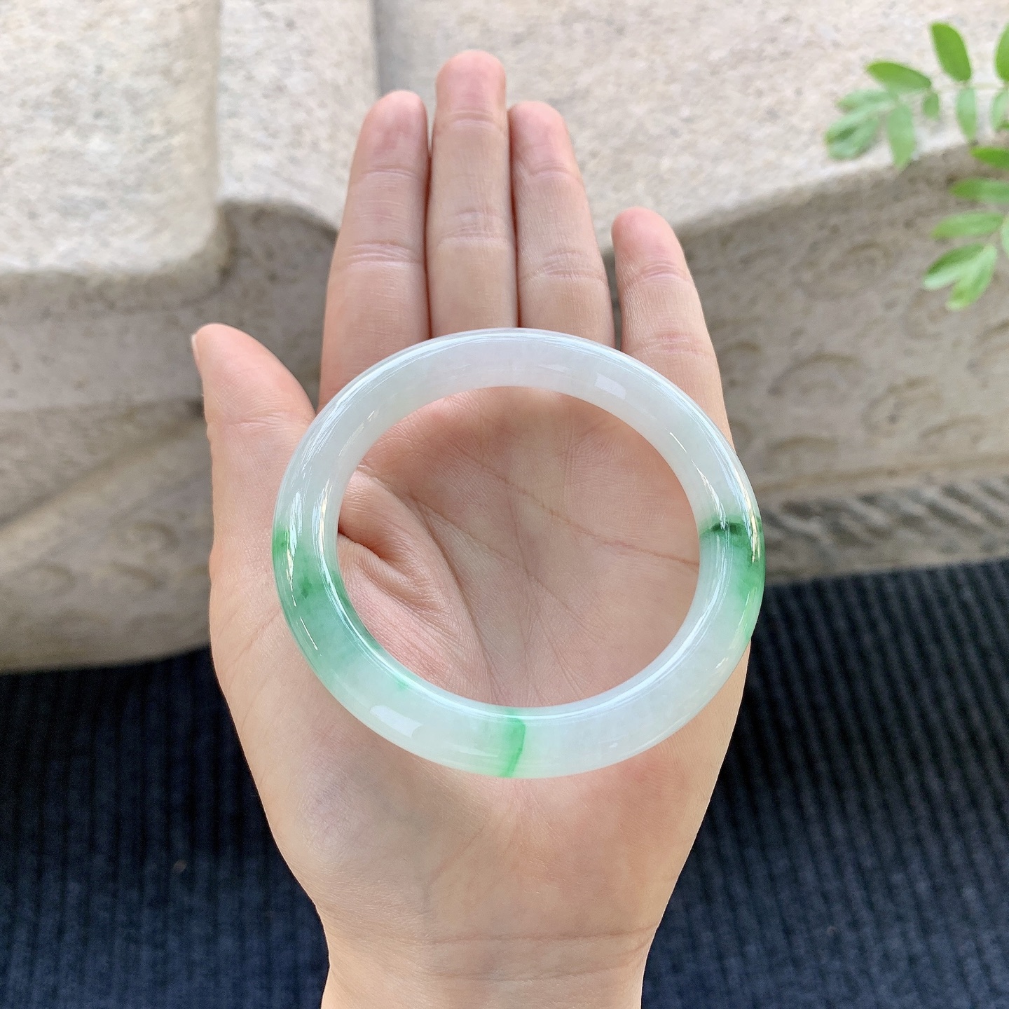 圆条53 54【圈口】53.4/9.4/9【编码】A1051169【描述】糯冰飘绿，水润，种老，细腻，打灯有纹线