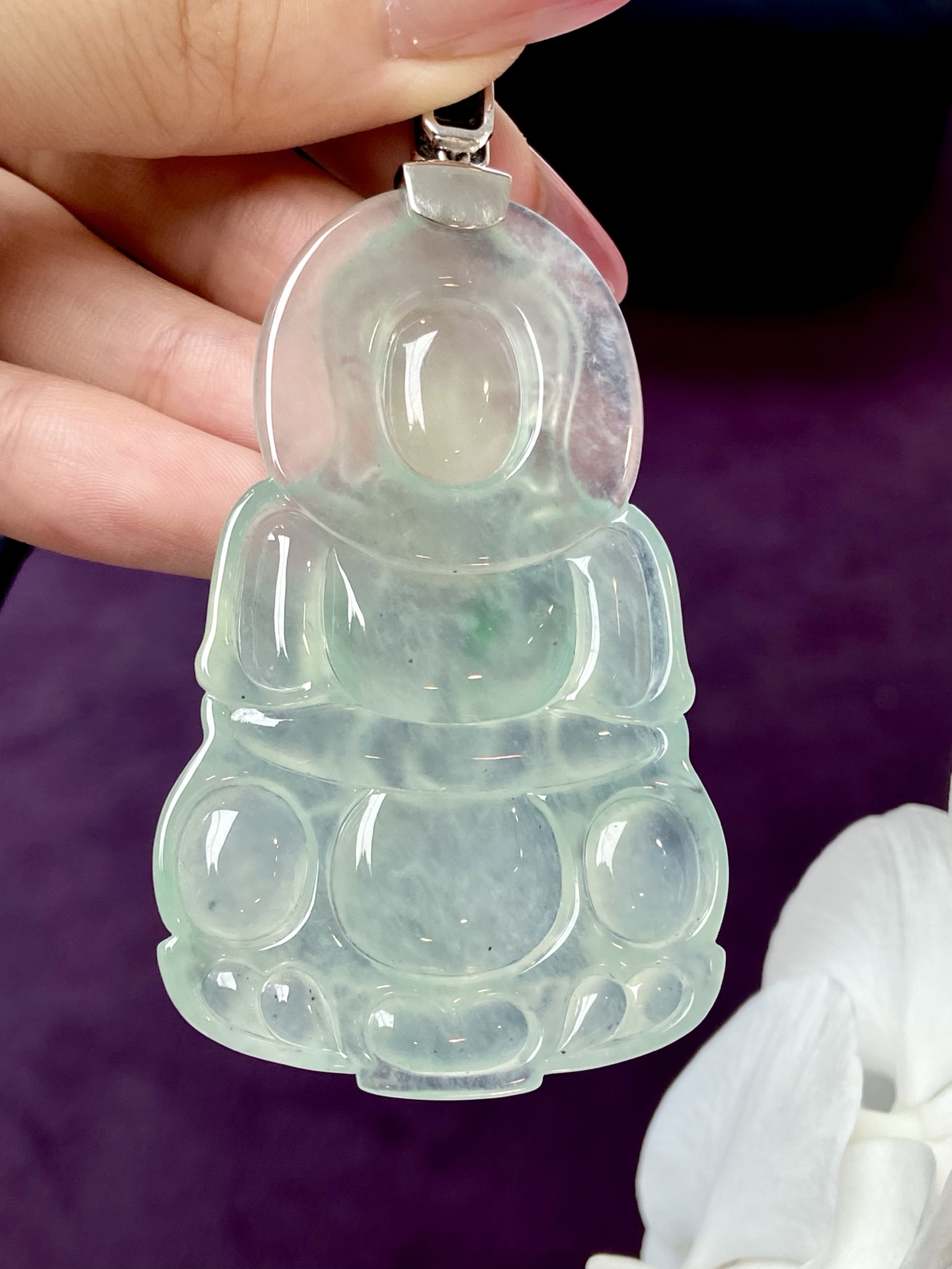 高冰种晴水观音吊坠，一眼心动的清冷感，胶胶润润的，慈眉善目，不张扬却很有存在感，佩之 静心 安宁：84.1，裸石：72.5-44.5-7.1mm，无裂