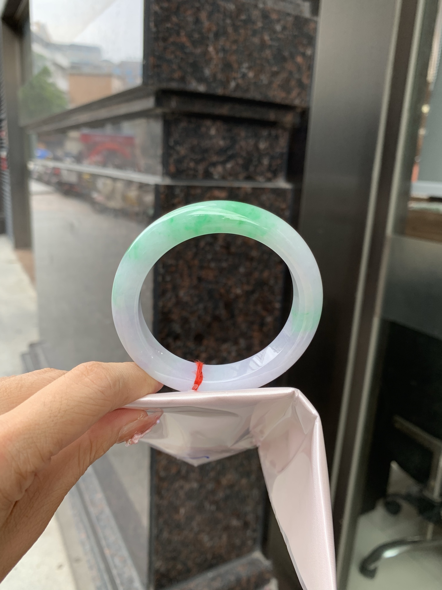 白底青正圈 56.3-9-11.7 0610-N929-2 打灯细纹，底妆水润，有淡淡紫底，半圈绿花点缀，镯色生香，腕间之美，水润中透着灵气，仙气缭绕，温婉可人，举手投足间皆是美好