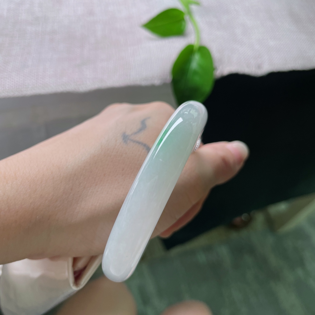 55.6/11.5/8.9飘绿正圈，水润细腻，种水十足，一抹翠色，贵气，有纹，ss53777a