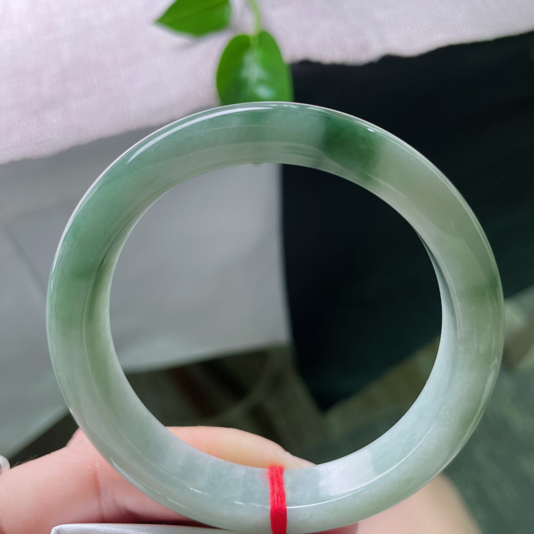 57.7/12.1/7.6，飘花正圈，肉质细腻干净，水头足，种老，沉稳内敛，无裂，ss54227a