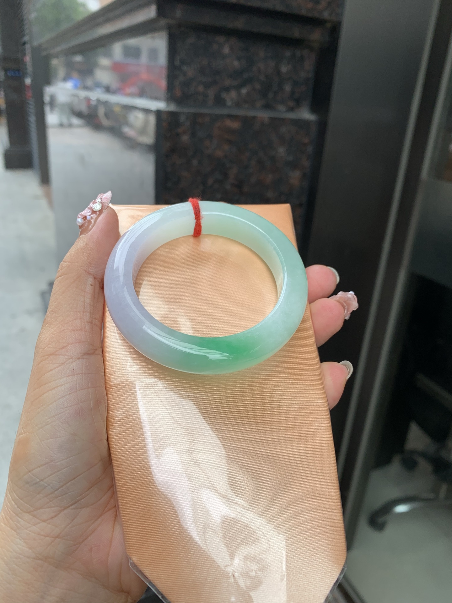 春彩正圈 51.7-9.4-12.1 0610-37054 打灯细纹，一抹阳绿花碰上梦幻般的春，像是融化了的春天，所有的美好交织在一起，让人心生宁静而淡淡的欢喜。
