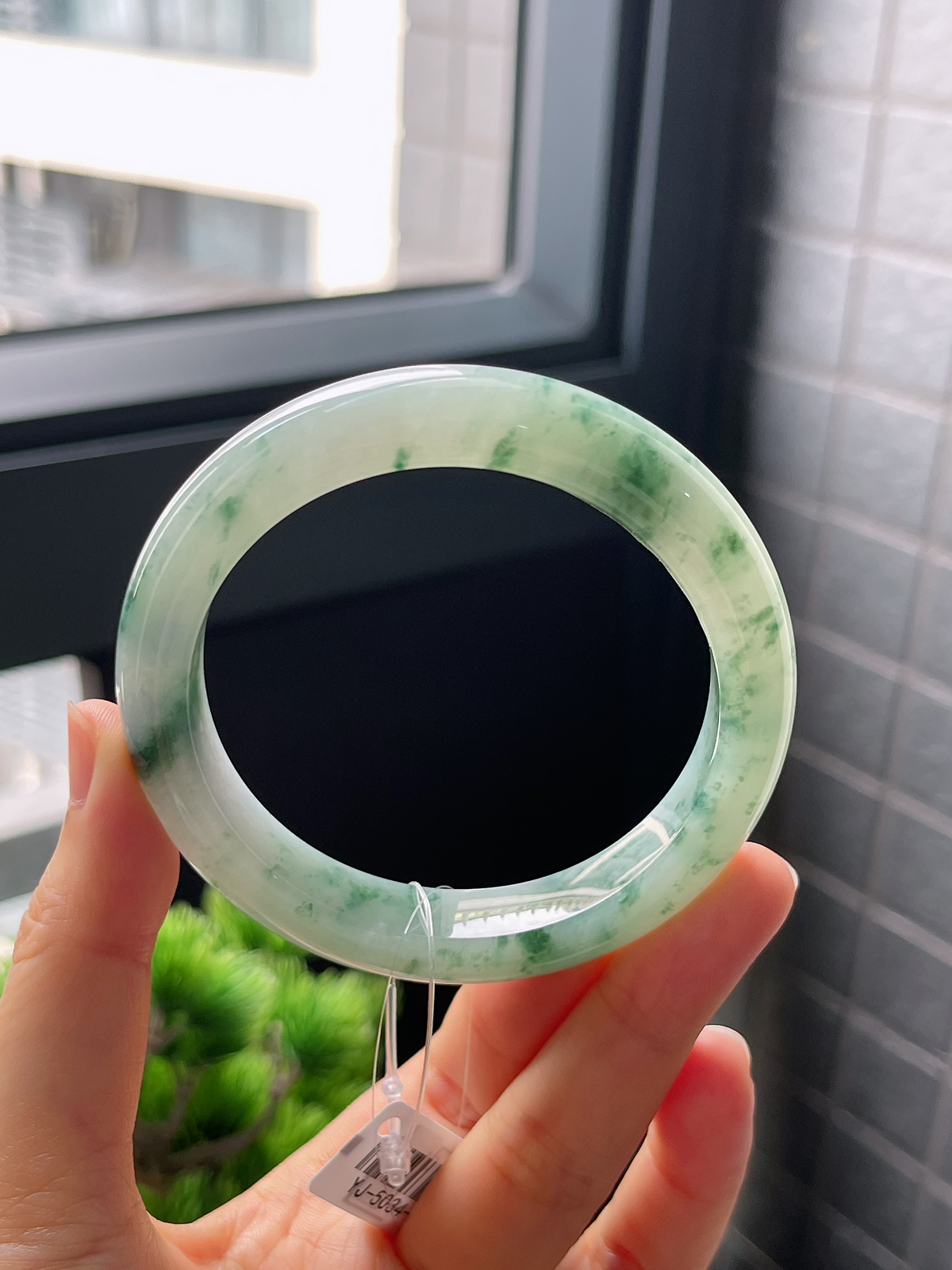 正圈55圈口，翡翠冰糯种飘绿手镯