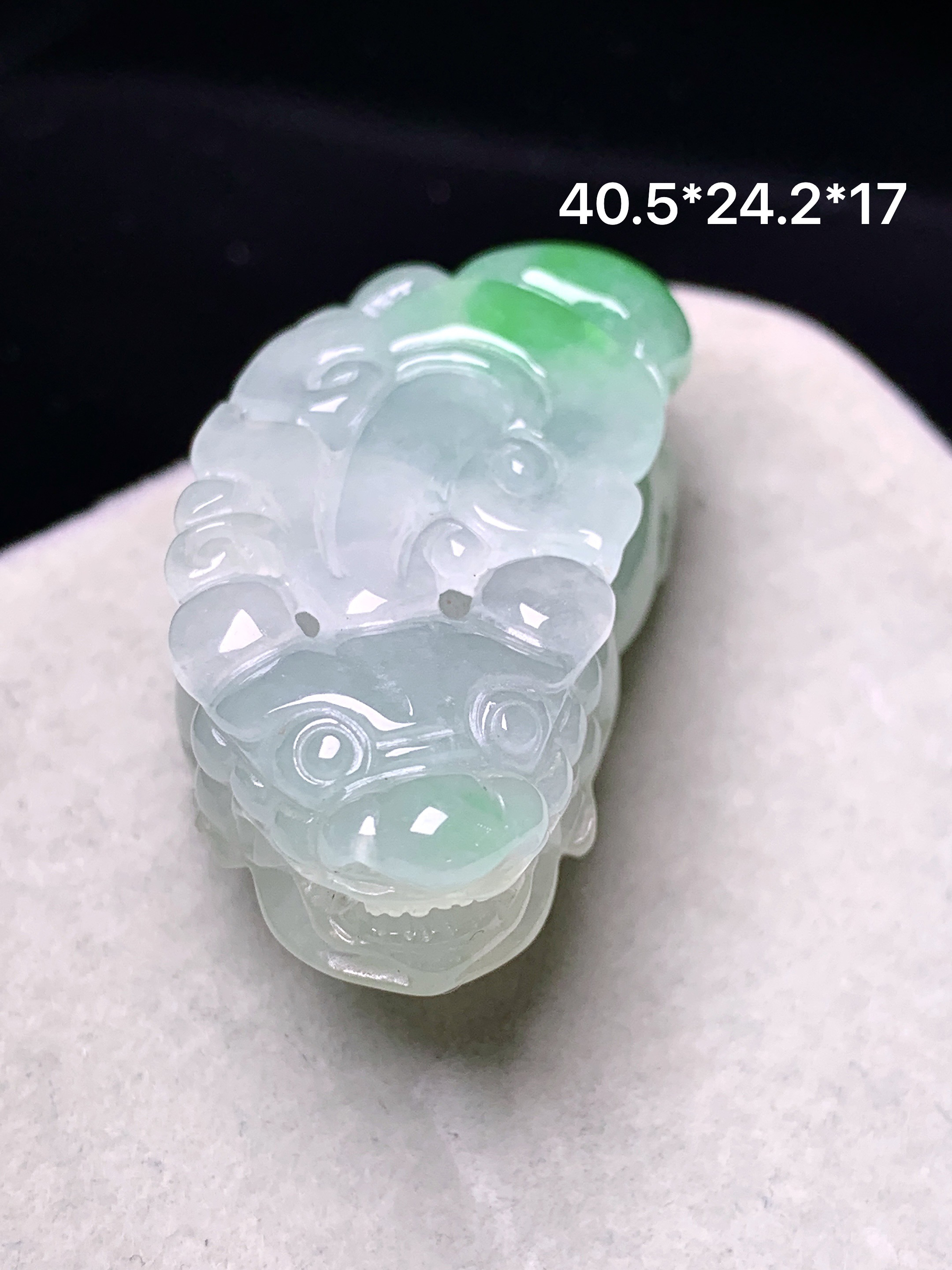 飘绿貔貅吊坠 玉质细腻 色泽艳丽清新 整体尺寸40.5*24.2*17 f4