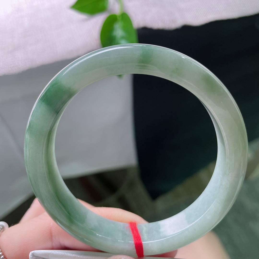 57.7/12.1/7.6，飘花正圈，肉质细腻干净，水头足，种老，沉稳内敛，无裂，ss54227a
