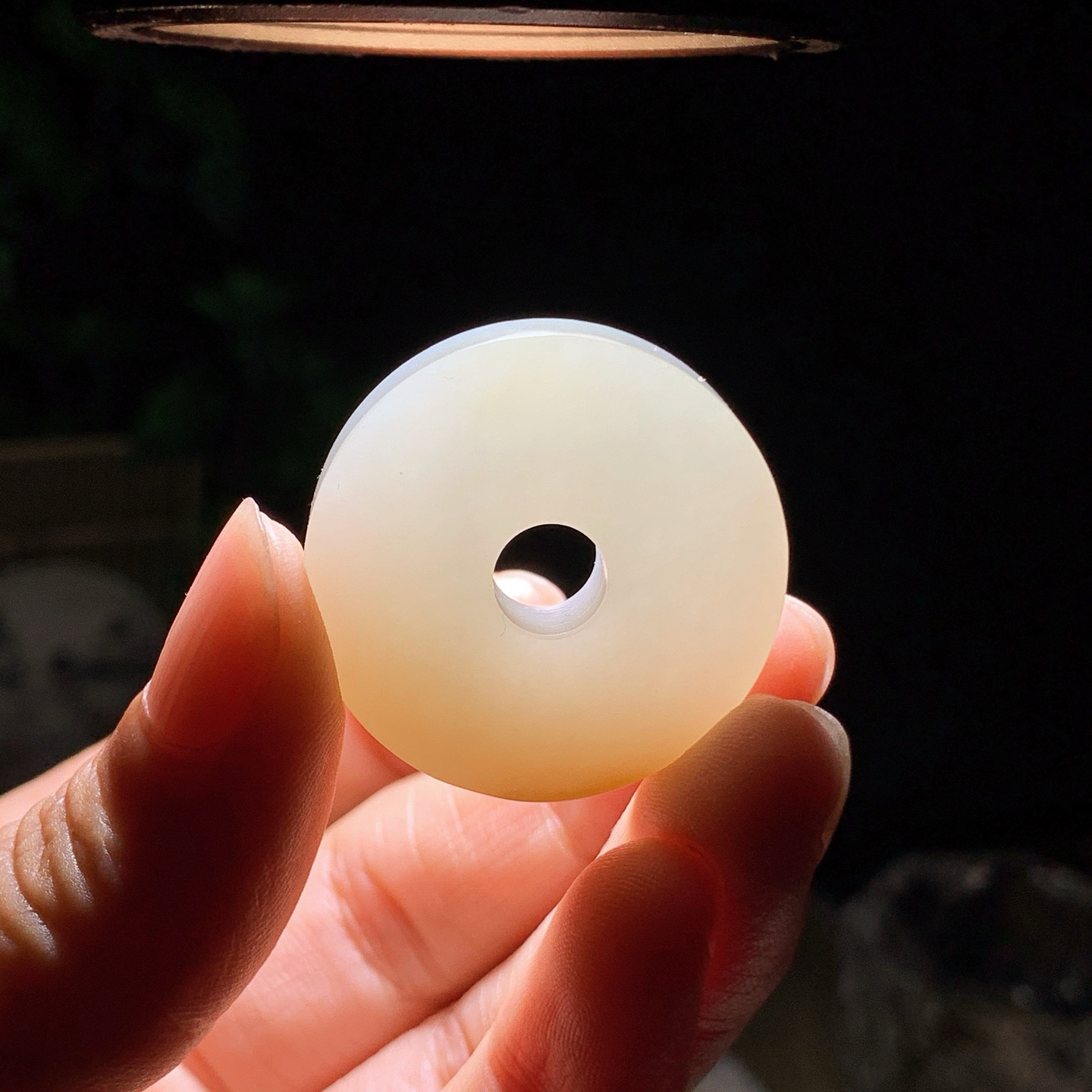 新疆和田玉且末糖平安扣挂件！尺寸30/7重13.8克。玉质细腻油润。手推出油。佩戴高端典雅。lt260610
