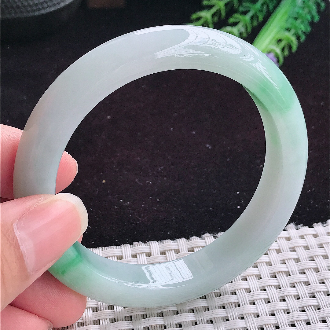 实拍A货翡翠56.8/11.9/8.8老坑精美问润飘阳绿手镯平安镯翡翠玉镯美人镯