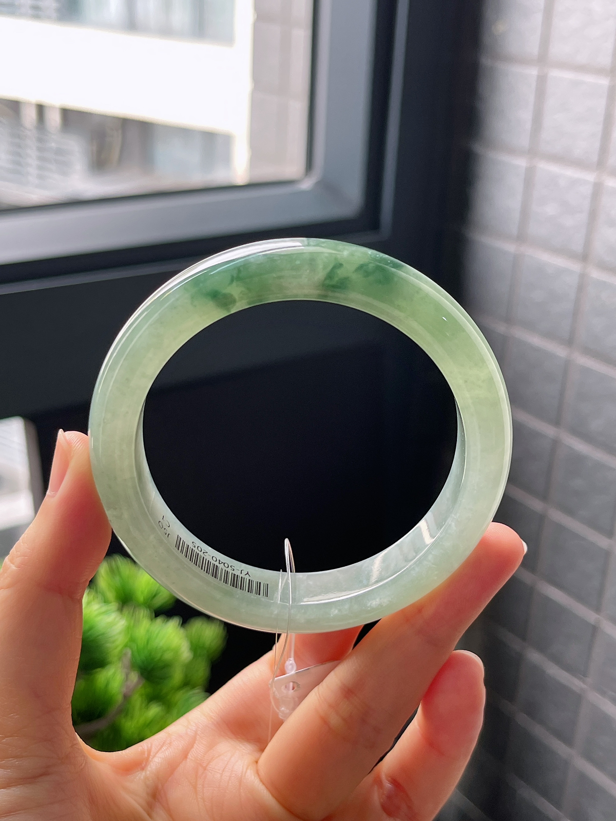 正圈56圈口，翡翠冰糯种飘绿手镯