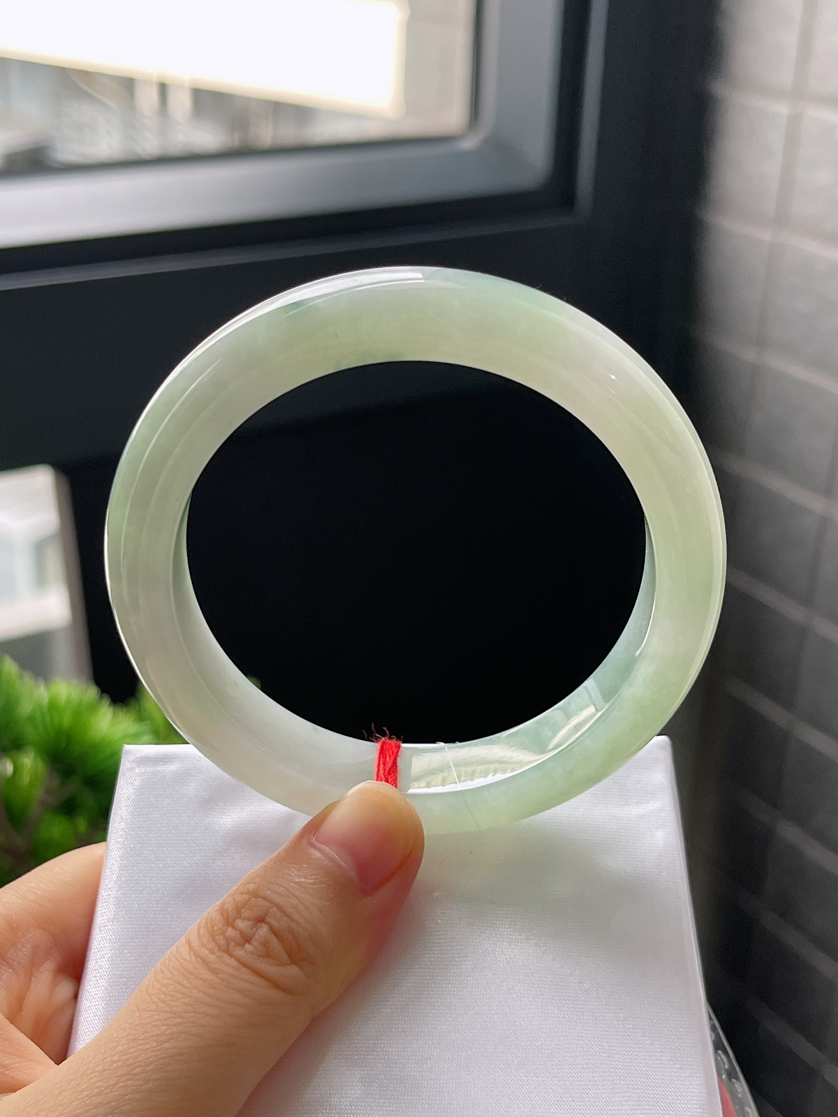 正圈57圈口，翡翠冰糯种淡绿色手镯