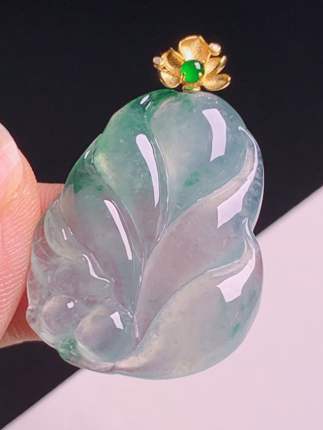 ️ 飘花九尾狐吊坠，冰透莹润飘花灵动，18K金镶阳绿顶珠寓意 裸石30.6-22.5-4.7 整体36.6 530608