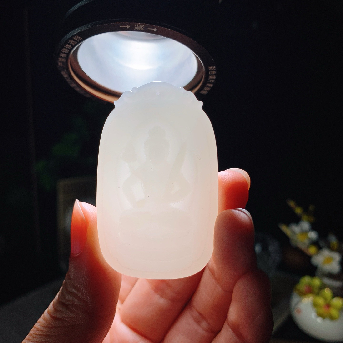 新疆和田玉羊脂白玉大势至菩萨挂件！尺寸53/33/8重33.5克。玉质细腻油润。手推出油。佩戴高端典雅。lt260610