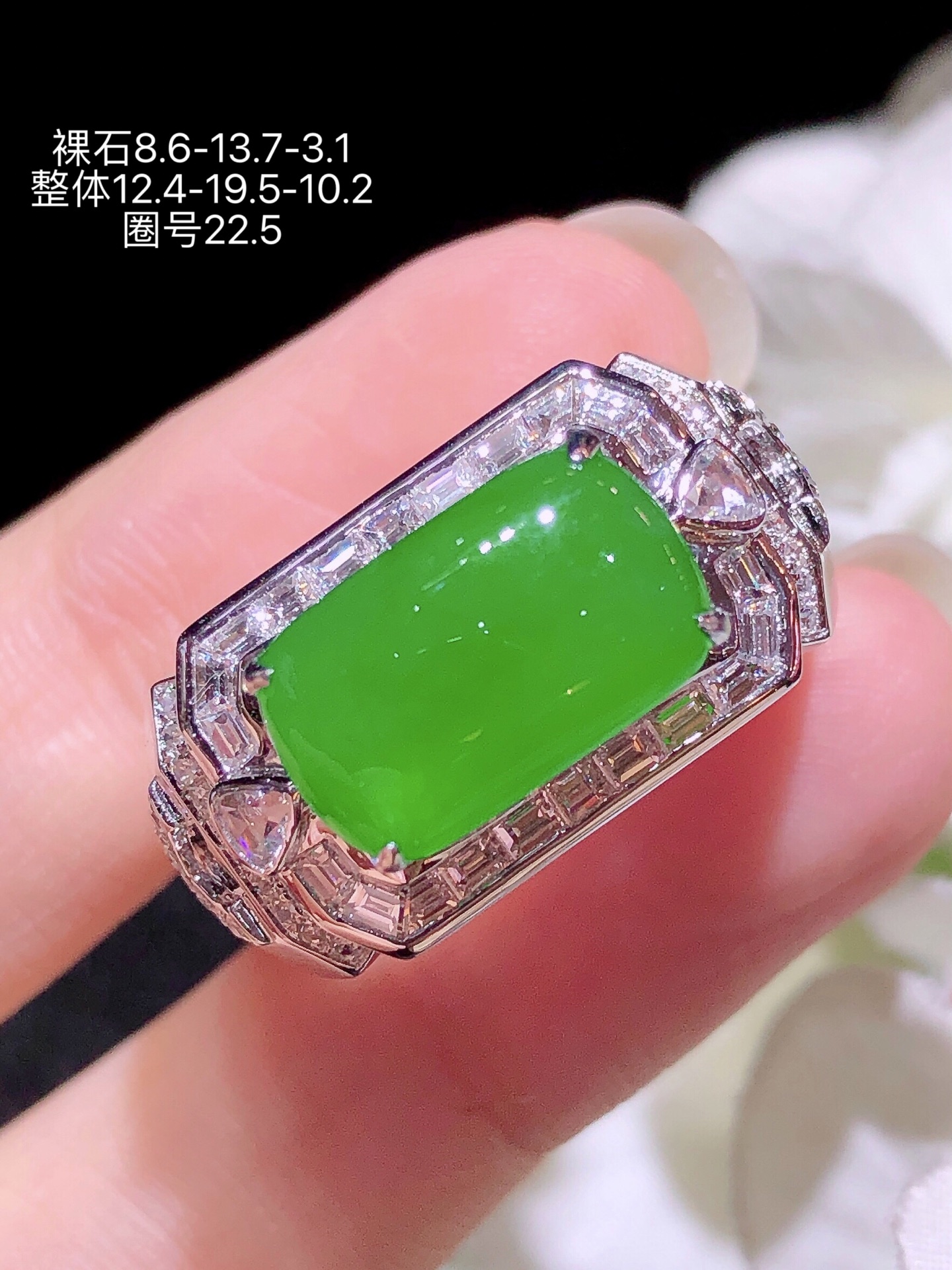 ️18k金镶  阳绿马鞍戒指  无裂 水润色艳 品相佳 苹果拍摄，实物更好看，8.6-13.7-3