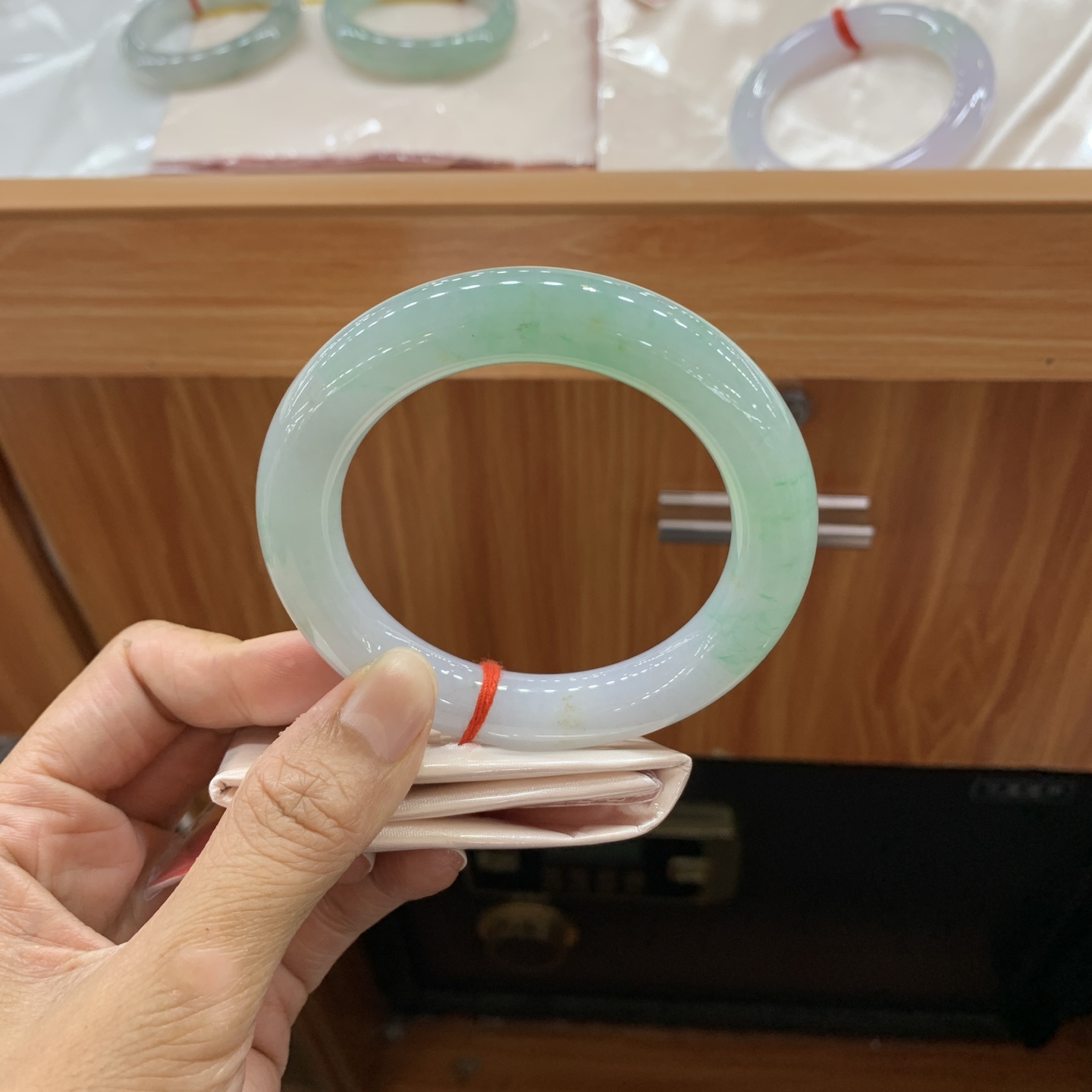 飘绿圆条翡翠手镯 58-12.2-12
