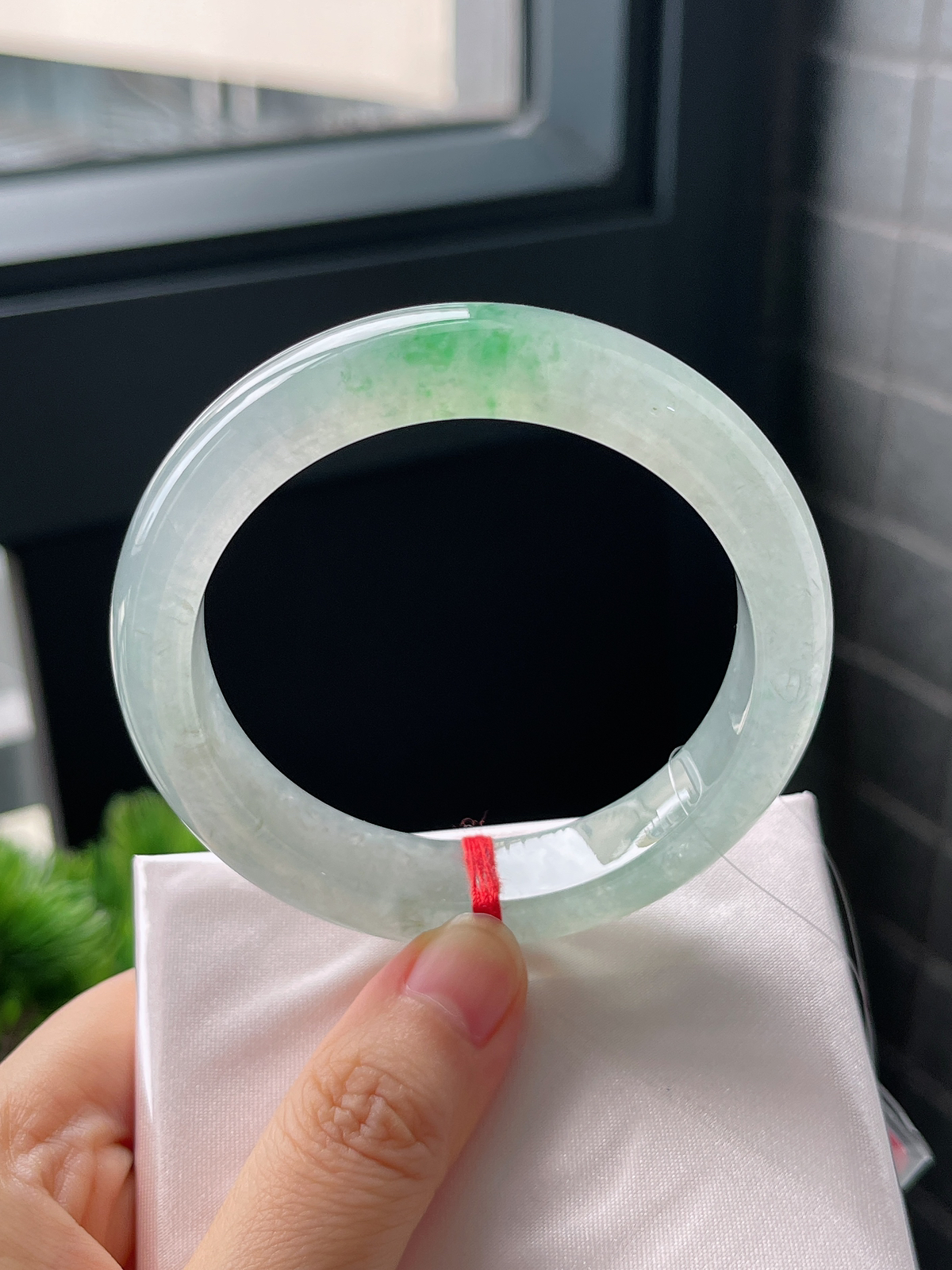 正圈55圈口，翡翠冰糯种飘绿手镯