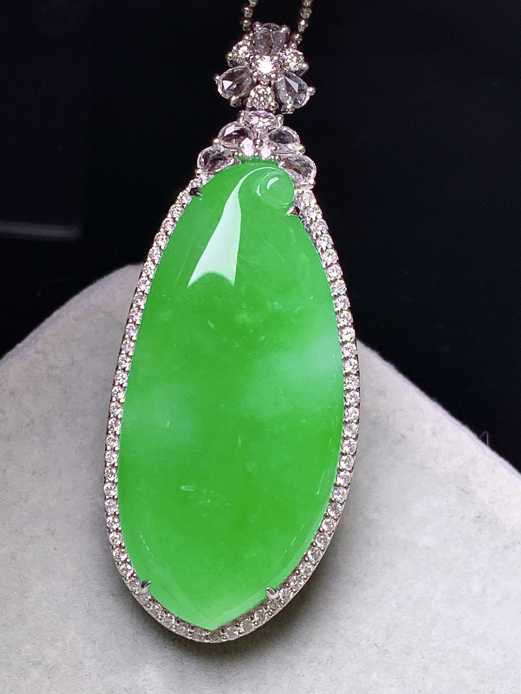 18k金钻镶嵌冰阳绿福瓜吊坠 玉质细腻 色泽艳丽清新 整体尺寸51*20.5*11 j6