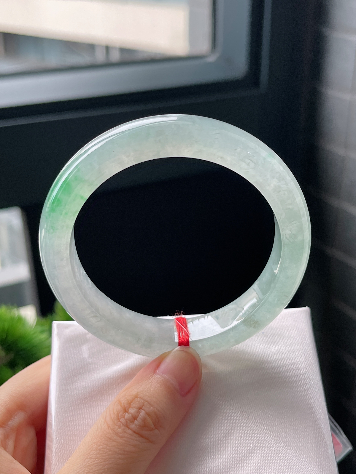 正圈55圈口，翡翠冰糯种飘绿手镯