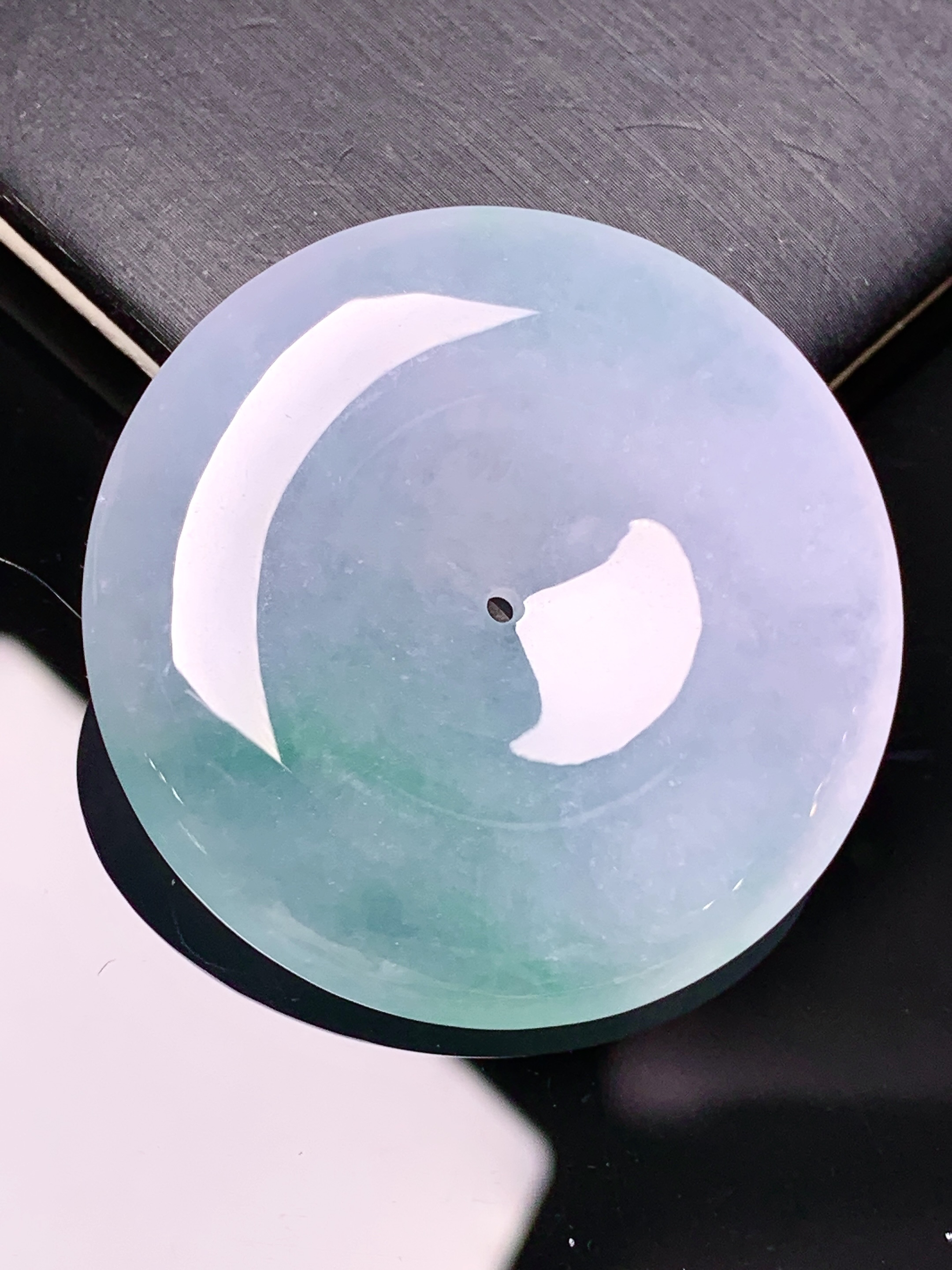 飘绿平安扣吊坠 玉质细腻 色泽艳丽清新 整体尺寸37.6*6.8 d1