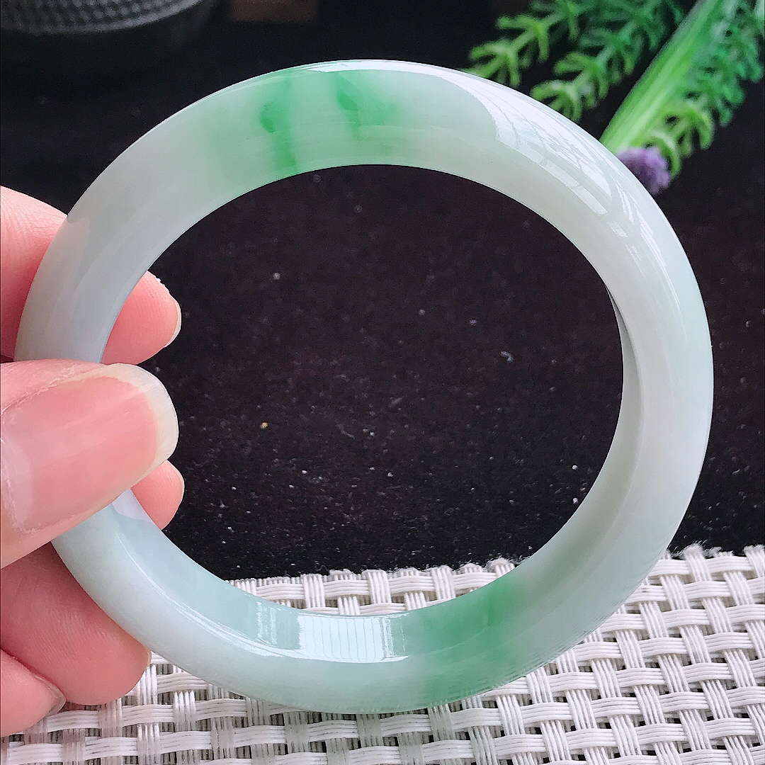 实拍A货翡翠56.8/11.9/8.8老坑精美问润飘阳绿手镯平安镯翡翠玉镯美人镯