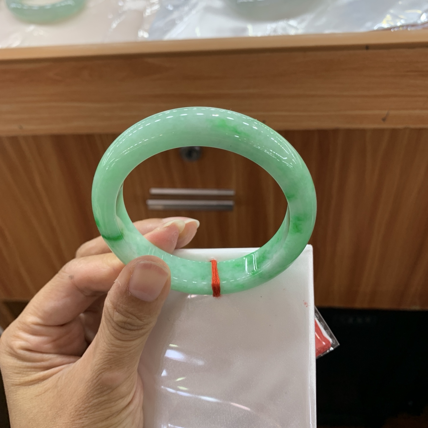 060912MMJ 飘绿正圈翡翠手镯 55.3-12.5-9