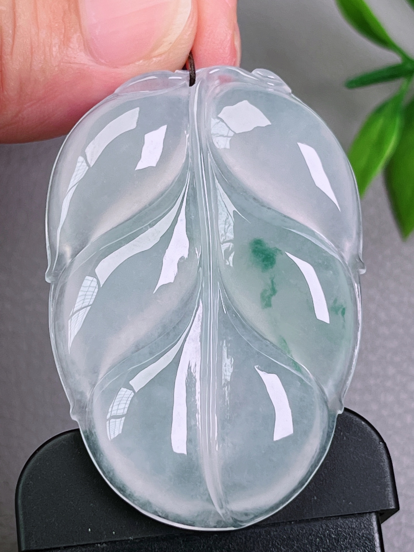 高冰种飘花大叶子，无裂，醇厚油洁，冰透水润，起荧光，尺寸：52.8-36-6.3