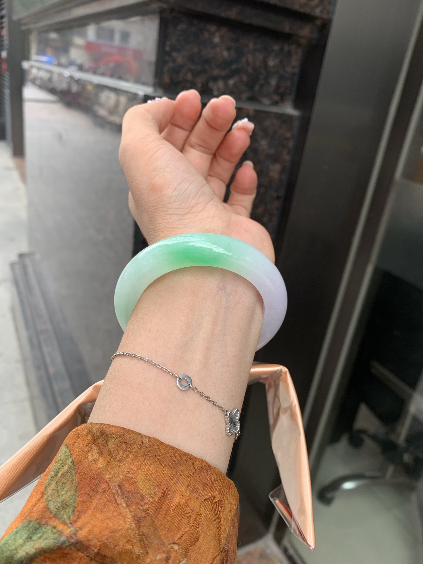 春彩正圈 51.7-9.4-12.1 0610-37054 打灯细纹，一抹阳绿花碰上梦幻般的春，像是融化了的春天，所有的美好交织在一起，让人心生宁静而淡淡的欢喜。