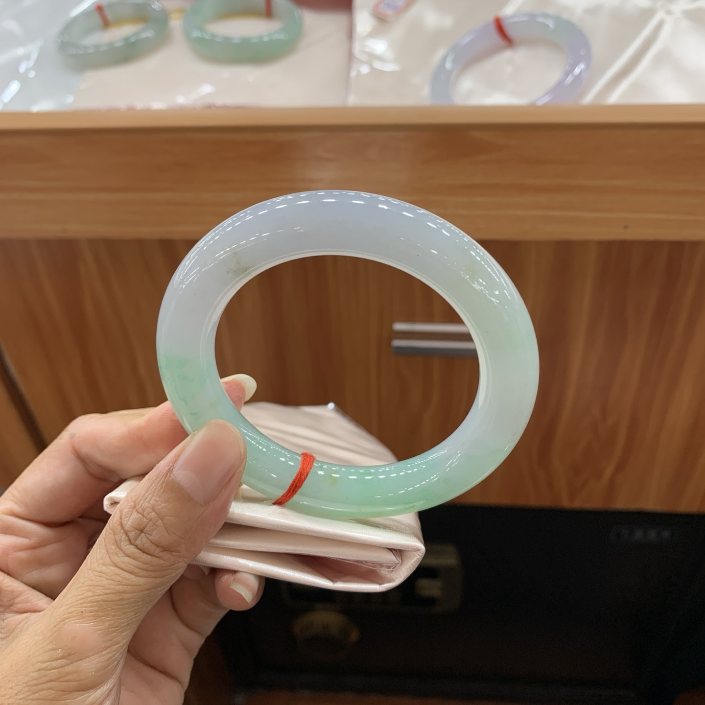 飘绿圆条翡翠手镯 58-12.2-12