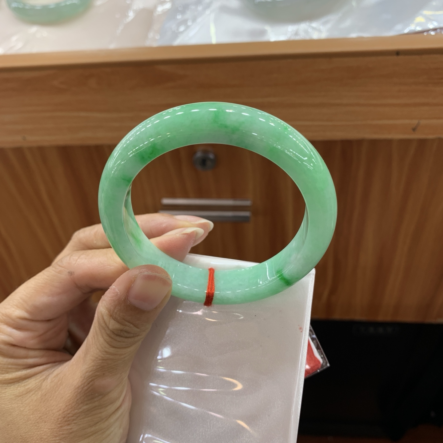 060912MMJ 飘绿正圈翡翠手镯 55.3-12.5-9