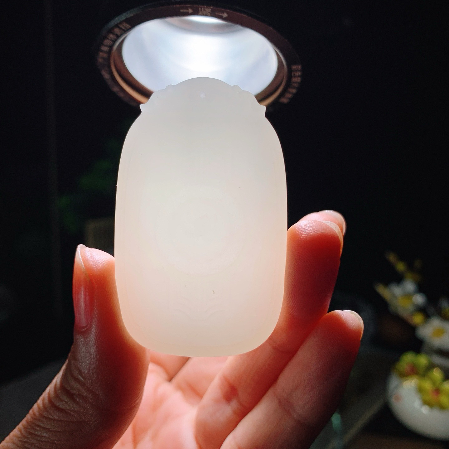 新疆和田玉羊脂白玉大势至菩萨挂件！尺寸53/33/8重33.5克。玉质细腻油润。手推出油。佩戴高端典雅。lt260610