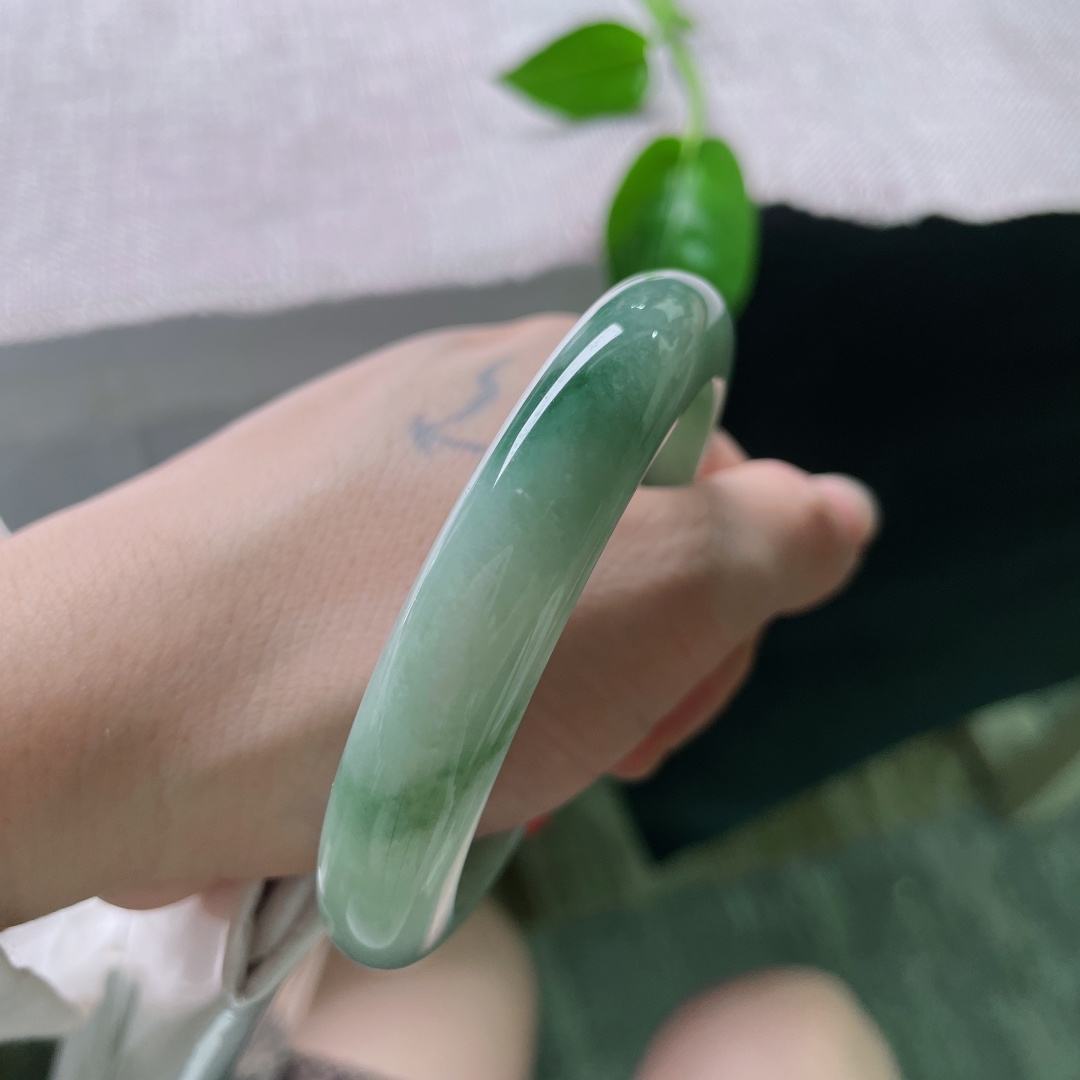57.7/12.1/7.6，飘花正圈，肉质细腻干净，水头足，种老，沉稳内敛，无裂，ss54227a
