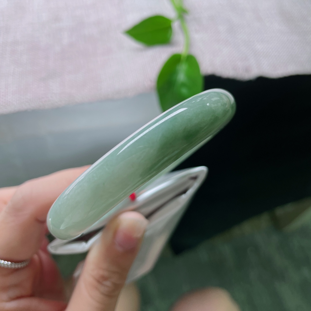 57.7/12.1/7.6，飘花正圈，肉质细腻干净，水头足，种老，沉稳内敛，无裂，ss54227a