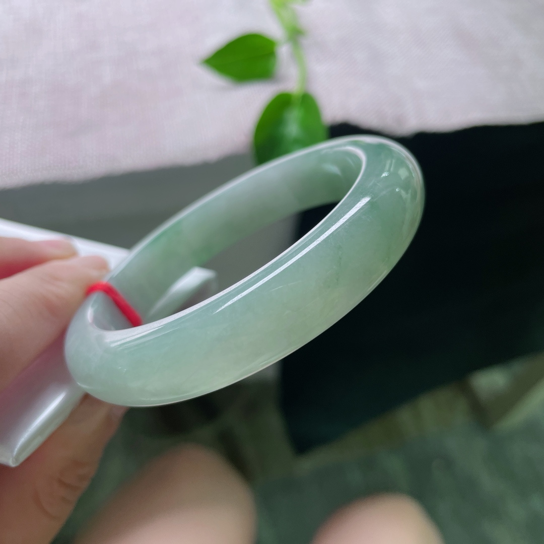 58.5/13/8.2，绿底正圈，水头好，丝丝缕缕飘花点缀，沉稳又不失庄重，无裂，ss54223a