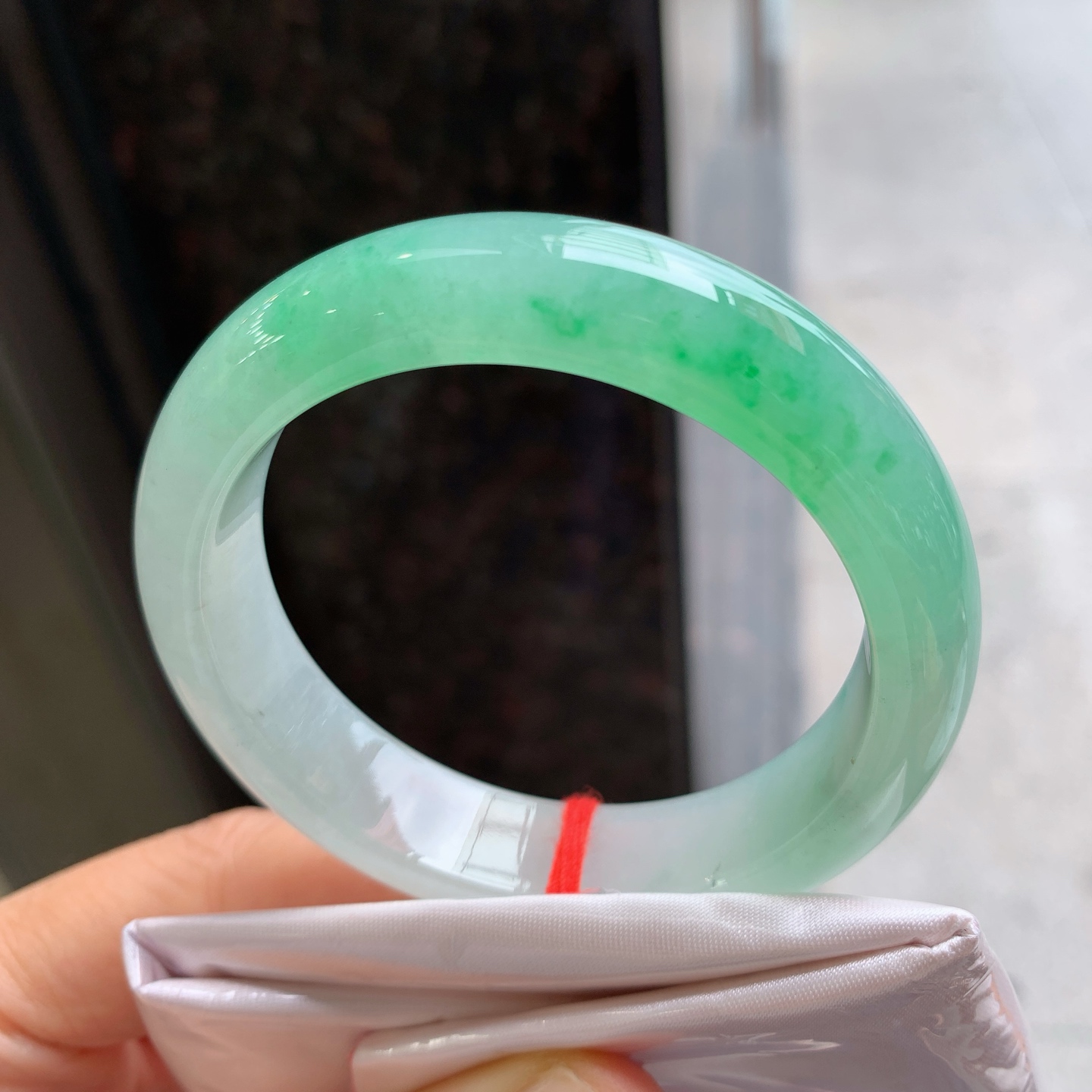 正圈冰飘绿 无裂 尺寸：52/13/8.2 种色俱佳