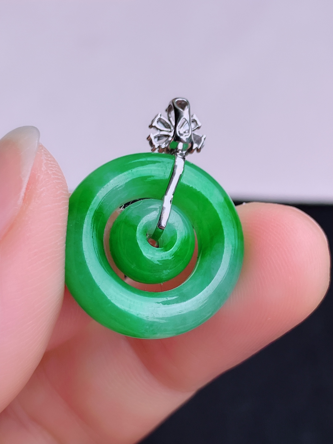 阳绿平安扣，色美清爽，尺寸26/19.3/5/自然光实拍